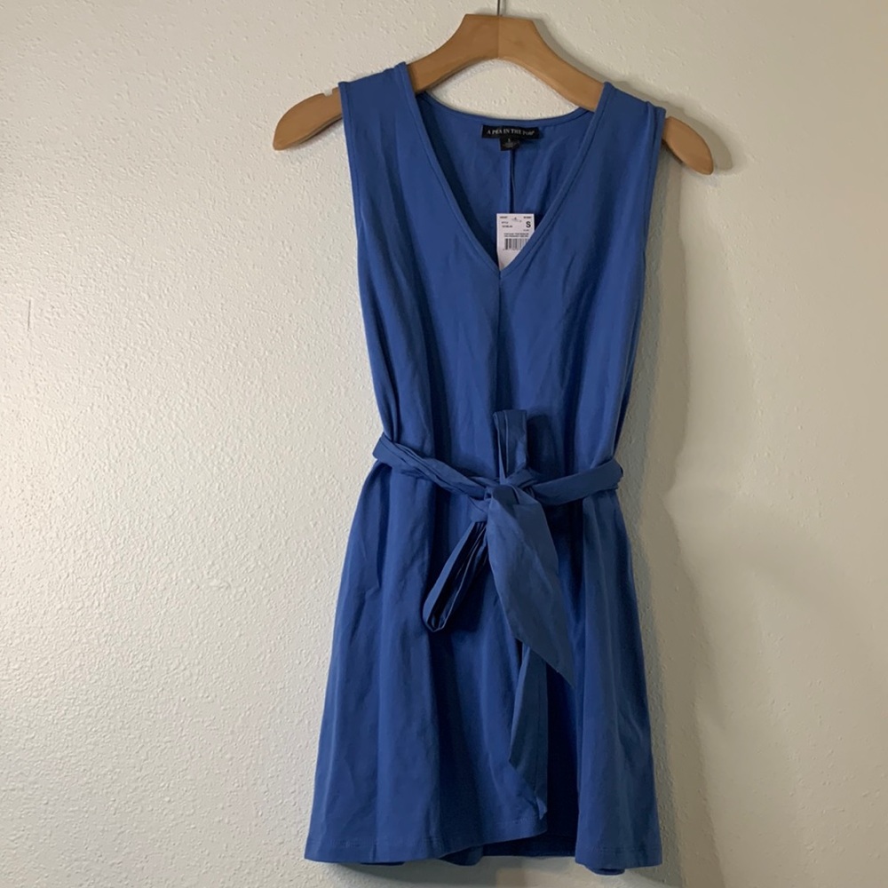 A PEA IN A POD- NWT- v neck shirt - small
